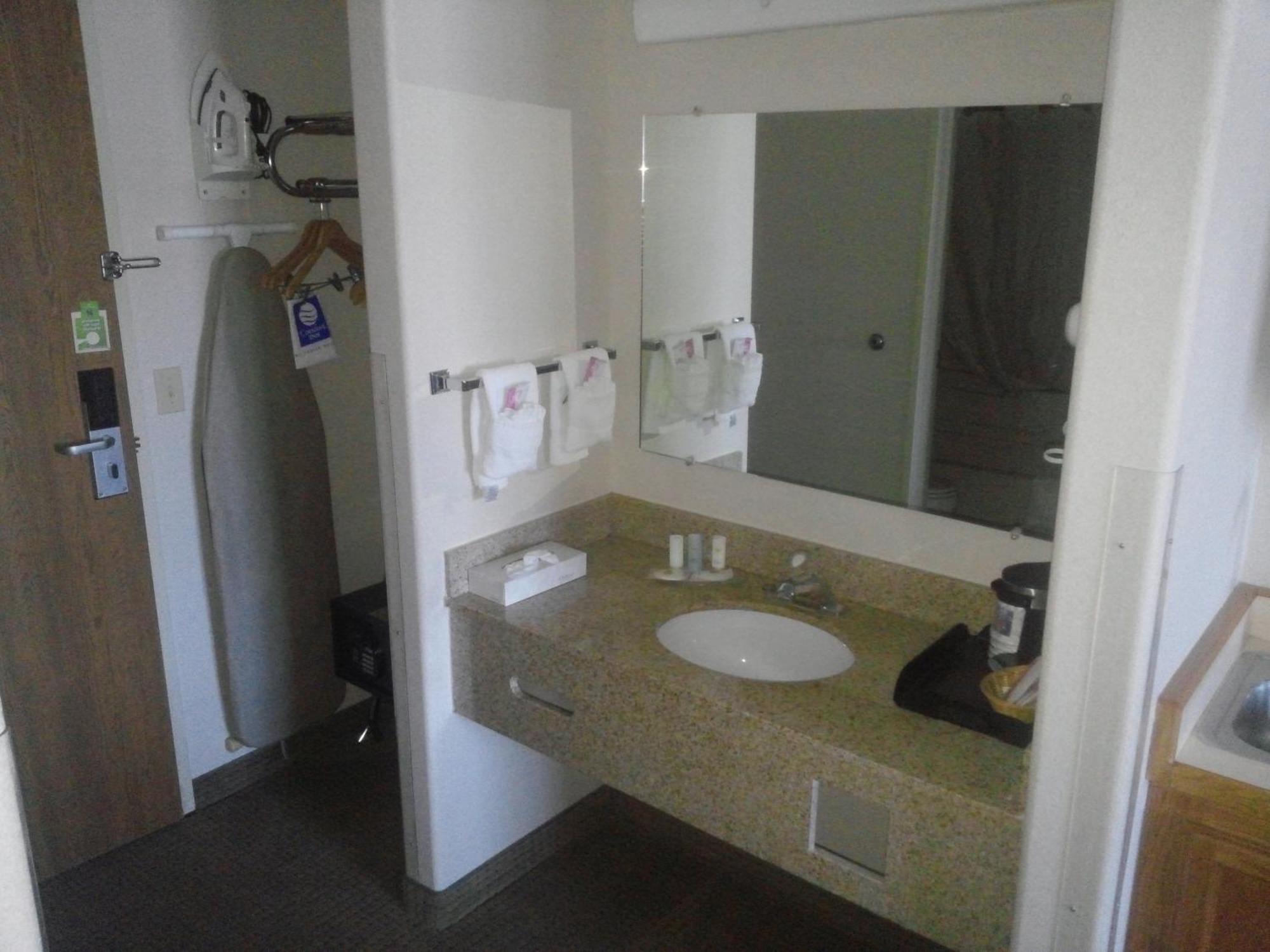 Quality Inn Delta Gateway To Rocky Mountains Room photo